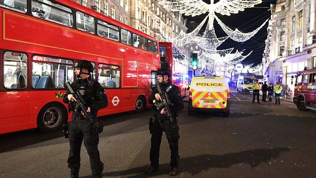 An einer U-Bahnstation in der Londoner Innenstadt hat es am Freitag panische Szenen aus Furcht vor einem Anschlag gegeben. Nach Polizeierkenntnissen vom Abend wurde jedoch nicht geschossen. Die Polizei hatte den Zwischenfall vorsorglich wie eine mögliche Terrorlage behandelt.