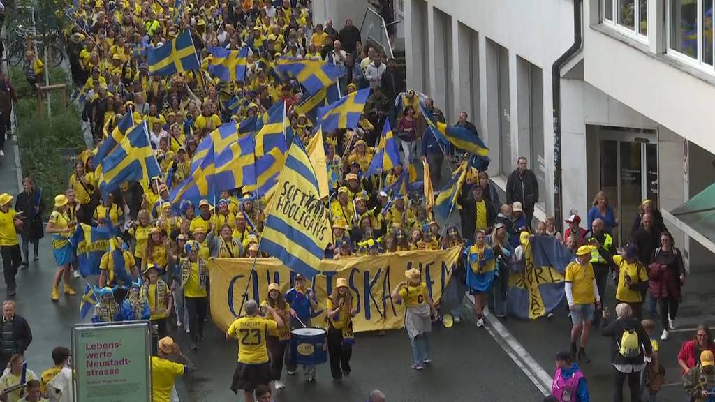 Schwedische Fussballfans verpassen Luzern einen blau-gelben Anstrich
