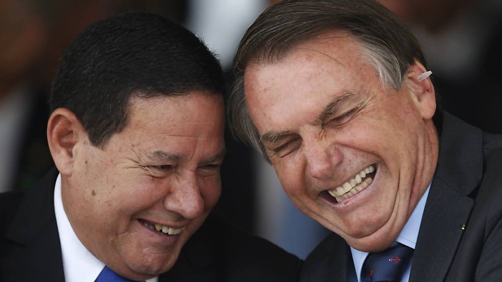 Der brasilianische Präsident Jair Bolsonaro, rechts im Bild, mit Hamilton Mourão, dem brasilianischen Vizepräsidentnem. Foto: Eraldo Peres/AP/dpa