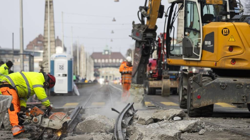Im Kanton Zürich wurden im Baugewerbe und anderen Branchen auch im vergangenen Jahr wieder Verstösse gegen Lohnvorschriften festgestellt. (Symbolbild)