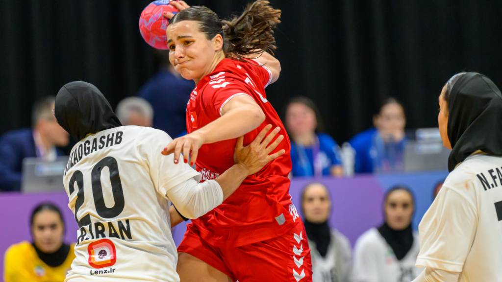 Lea Schüpbach kämpft sich durch die iranische Verteidigungsreihe