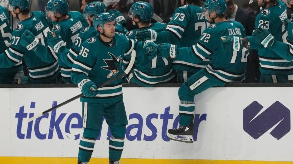 Philipp Kurashev lässt sich von seinen Sharks-Teamkollegen feiern