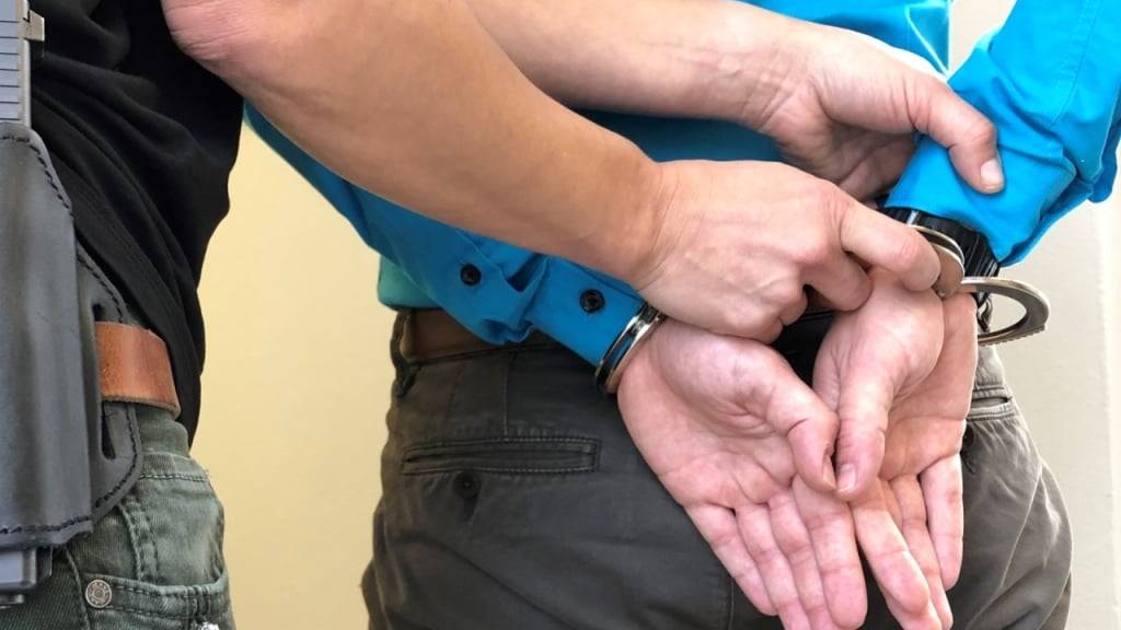 In Graubünden haben haben Beschaffungsdelikte rund um die Churer Drogenszene zugenommen, Betrüge im Internet sowie Ladendiebstähle. Zudem waren Verbrecherbanden häufiger unterwegs und begingen Delikte gleich in Serie. (Symbolbild)