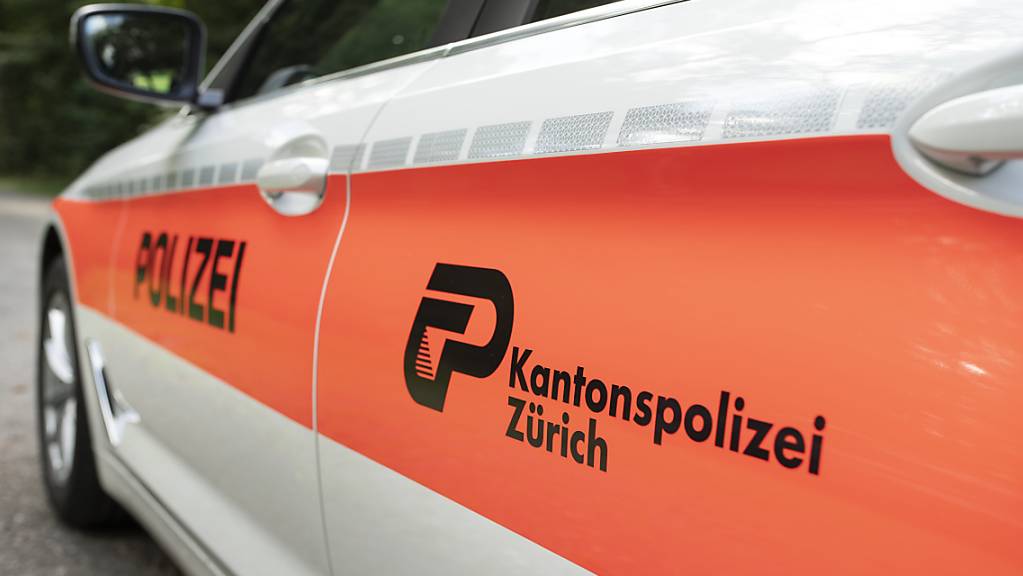 In Oberrieden hat sich am Dienstag ein Fussgänger verletzt, wie die Kantonspolizei Zürich mitteilte.