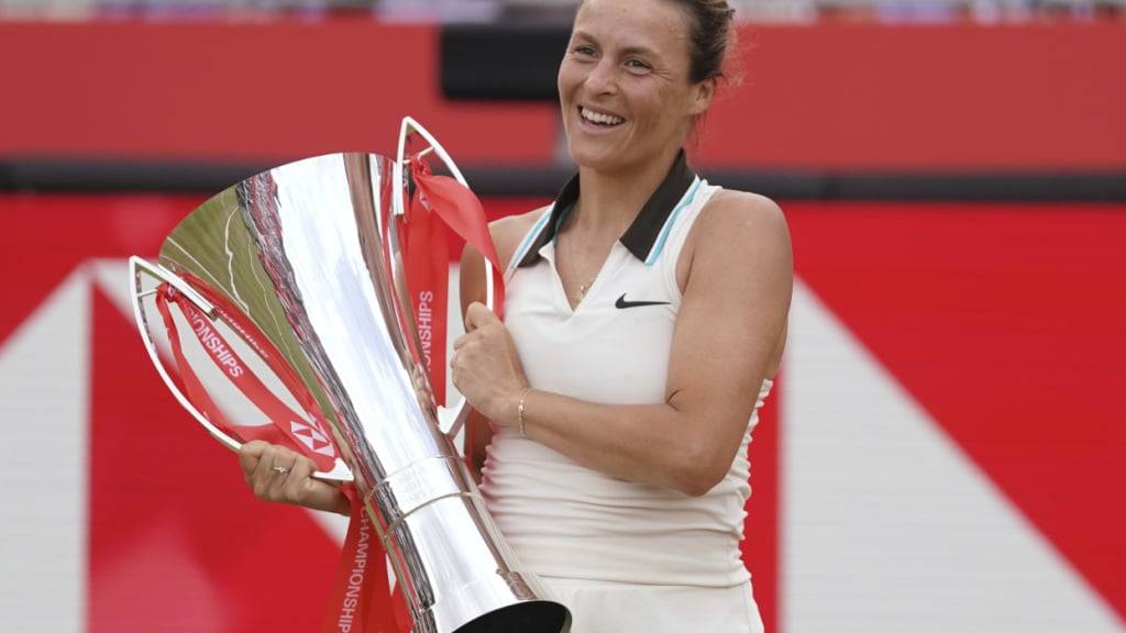 Tatjana Maria zeigt ihren bisher wichtigsten Pokal