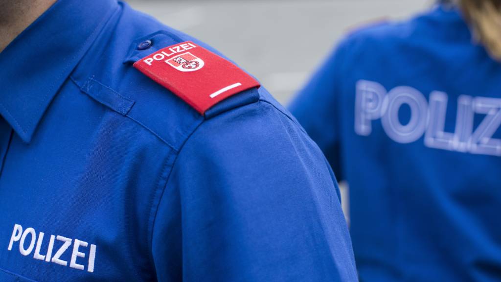 Die Kantonspolizei Obwalden ermittelt zum Hergang eines Unfalls vom Montagnachmittag, bei dem sich ein Mann nach Holzerarbeiten in Bürglen OW lebensbedrohlich verletzt hat. (Symbolbild)