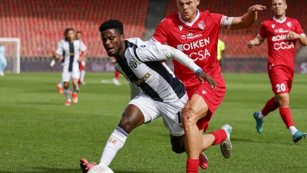 Daniel Afriyie, hier im Duell mit dem damaligen Sittener Joël Schmied, lanciert seine Laufbahn beim FC Aarau neu
