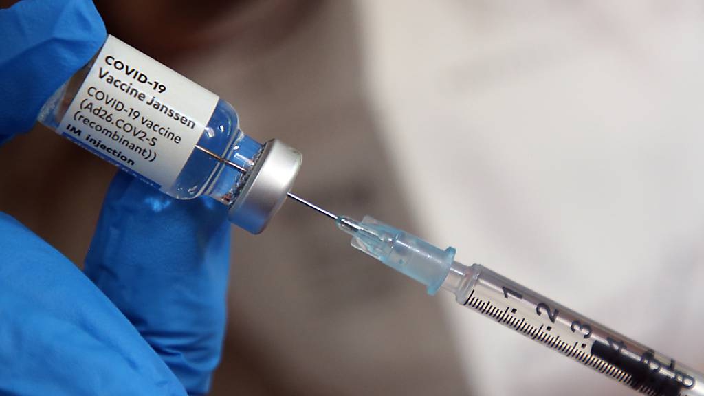 Eine Ärztin zieht eine Spritze mit Impfstoff des Herstellers Johnson & Johnson auf. Der Corona-Impfstoff regt nach Angaben des US-Herstellers auch eine Immunantwort gegen die Delta-Variante (B.1.617.2) des Coronavirus an.