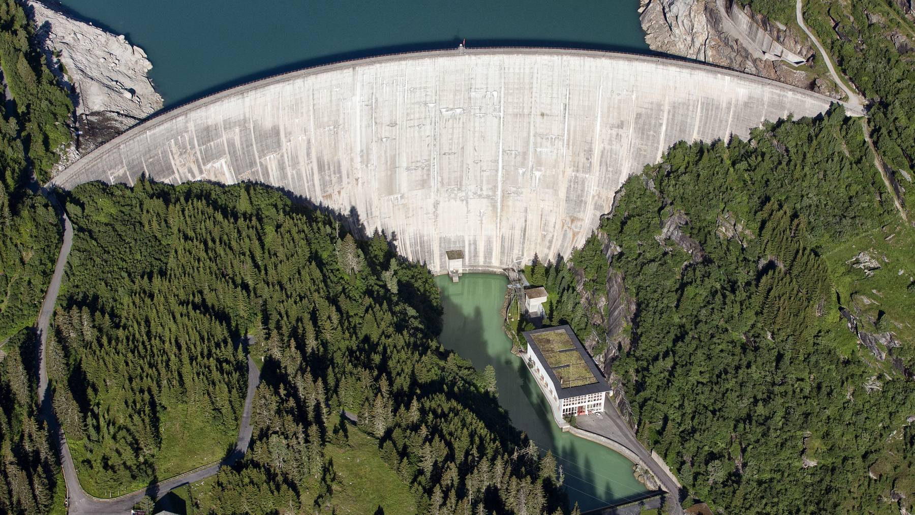 Stauseen wie der Zervreilasee im Kanton Graubünden tragen mit ihren Kraftwerken am meisten zum erneuerbaren Strom in der Schweiz bei.