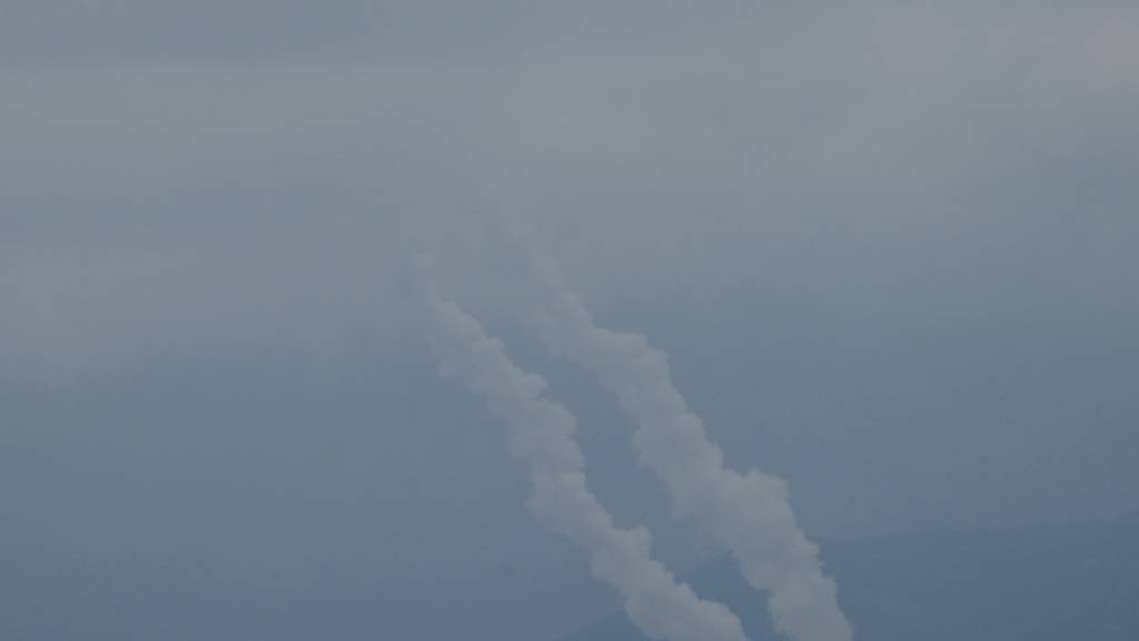Spuren von Raketen, die aus dem Libanon auf Israel abgefeuert wurden. Foto: Ariel Schalit/AP/dpa/Archivbild