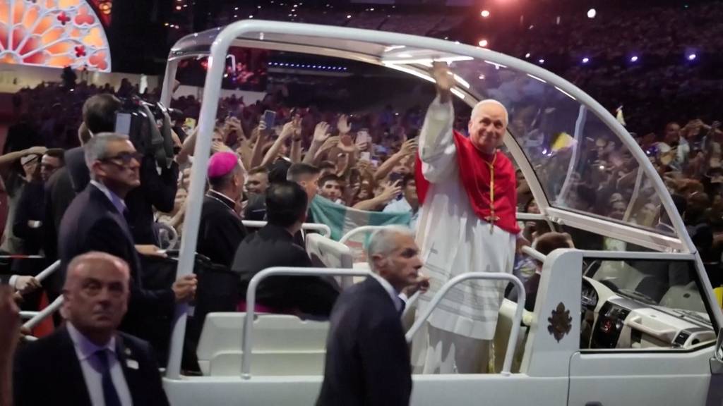 Papst oder Popstar?: 80'000 junge Menschen feiern Papst Leo XIV. in Paris