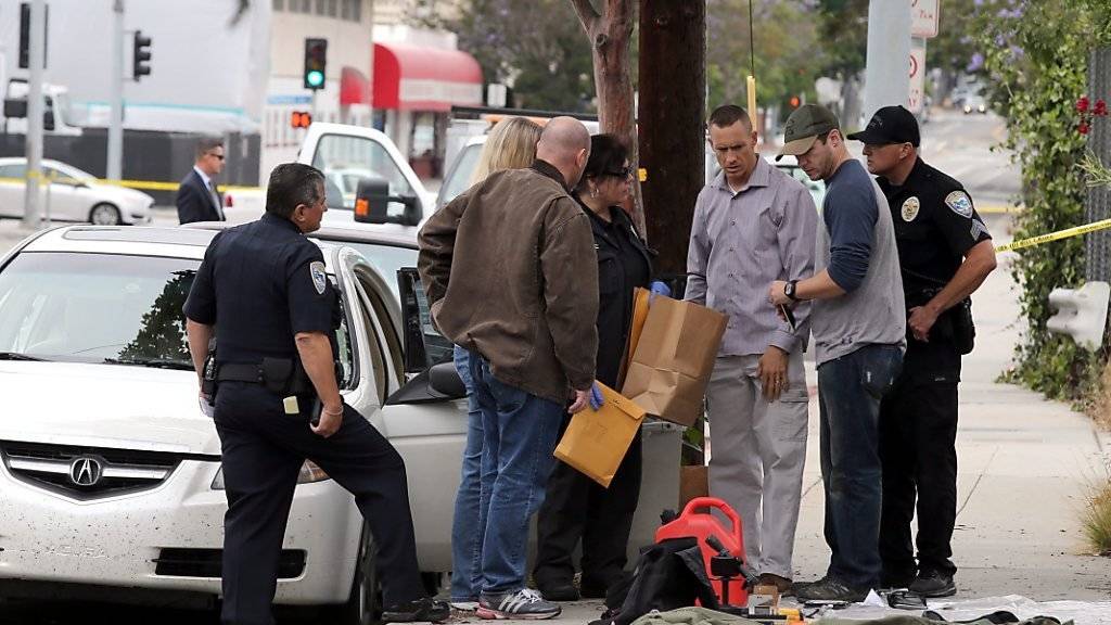 Ermittlungsbehörden untersuchen das Auto eines Verdächtigen am Rande der Gay-Pride-Parade im kalifornischen Santa Monica.
