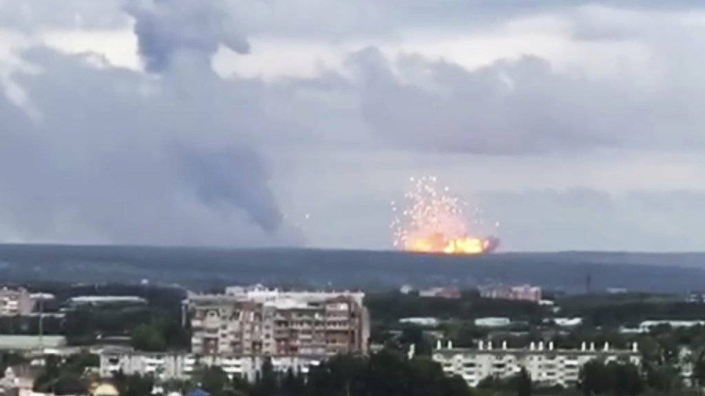 Bei einer gewaltigen Explosion in einem Munitionslager des russischen Militärs sind in Sibirien mehrere Menschen verletzt worden.