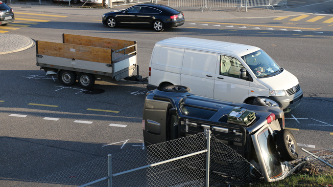 Jeep wegen Streifkollision zur Seite gekippt