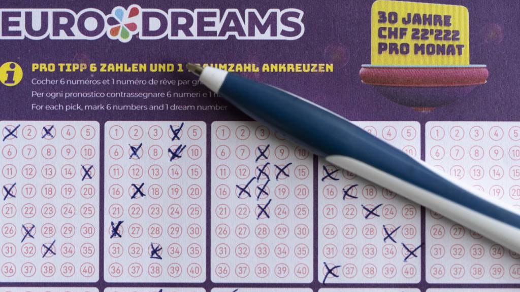 Zwei Personen erhalten eine monatliche Zahlung von 2222 Franken. (Archivbild)