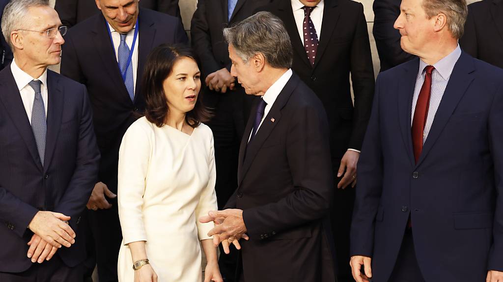 Jens Stoltenberg (l-r), NATO-Generalsekretär, Annalena Baerbock (Bündnis 90/Die Grünen), Außenministerin, Antony Blinken, Außenminister der USA, und David Cameron, Außenminister von Großbritannien, stehen während eines Gruppenfotos der NATO-Außenminister im NATO-Hauptquartier zusammen. Foto: Geert Vanden Wijngaert/AP/dpa