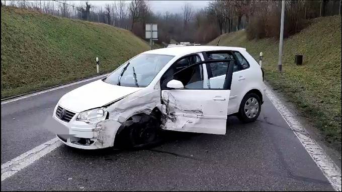 Audi prallt in Bremgarten frontal mit VW zusammen – 1 Person verletzt