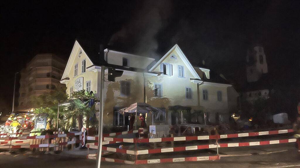 Weil der Betreiber des Restaurants «Bella Vita» die Versicherungssumme kassieren wollte, soll er eine Brandstiftung in Auftrag gegeben haben. Am Mittwoch stehen er und zwei mutmassliche Komplizen in Dietikon vor Gericht. (Archivbild)