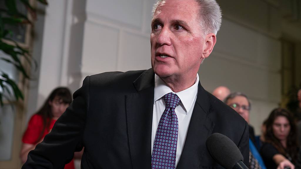 Kevin McCarthy, Sprecher des Repräsentantenhauses, verlässt eine Sitzung hinter verschlossenen Türen mit den Republikanern des Repräsentantenhauses. Foto: J. Scott Applewhite/AP/dpa