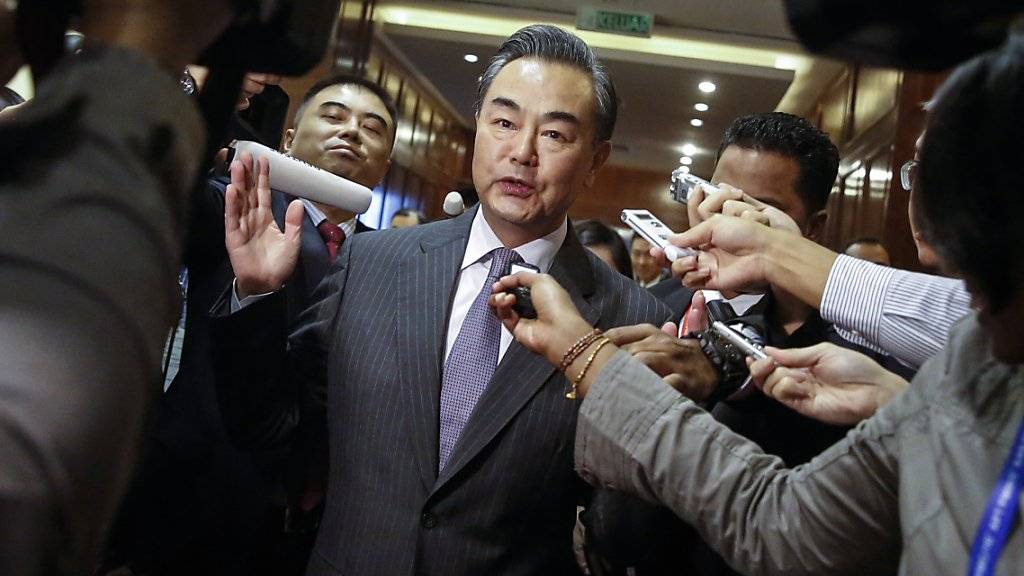 Chinas Aussenminister Wang ist in Kuala Lumpur viel Kritik ausgesetzt. Er will jedoch am ASEAN-Treffen keine «bilateralen Streitfragen» besprechen.
