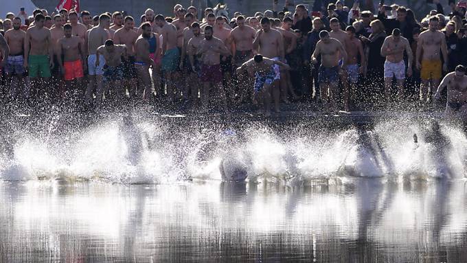 Sprung ins eiskalte Wasser: Millionen nehmen rituelles Eisbad