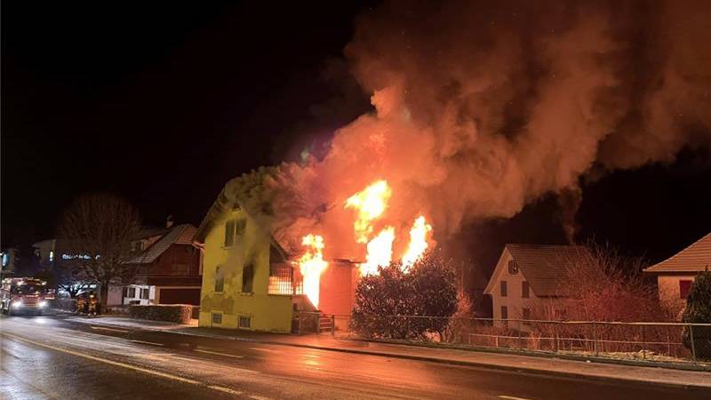Ein Toter bei Brand in Einfamilienhaus geborgen
