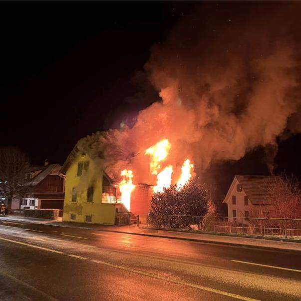 Ein Toter bei Brand in Einfamilienhaus geborgen