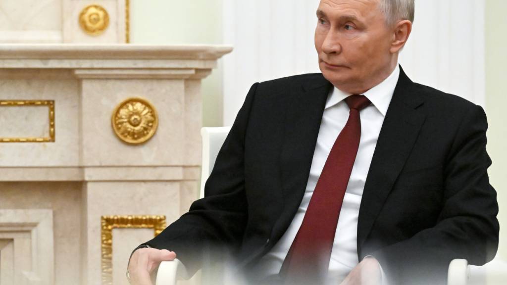 Der russische Präsident Wladimir Putin nimmt an einem Treffen mit dem ungarischen Ministerpräsidenten Orban im Senatspalast des Kremls teil. Foto: Alexander Nemenov/Pool AFP via AP/dpa