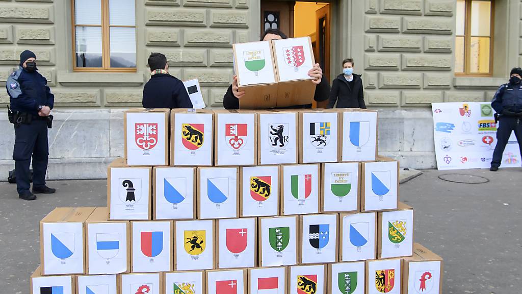 Die Initianten bei der Einreichung der Unterschriften im Dezember 2021. Hinter der Initiative steht die massnahmenkritische  Freiheitliche Bewegung Schweiz (FBS). (Archivbild)