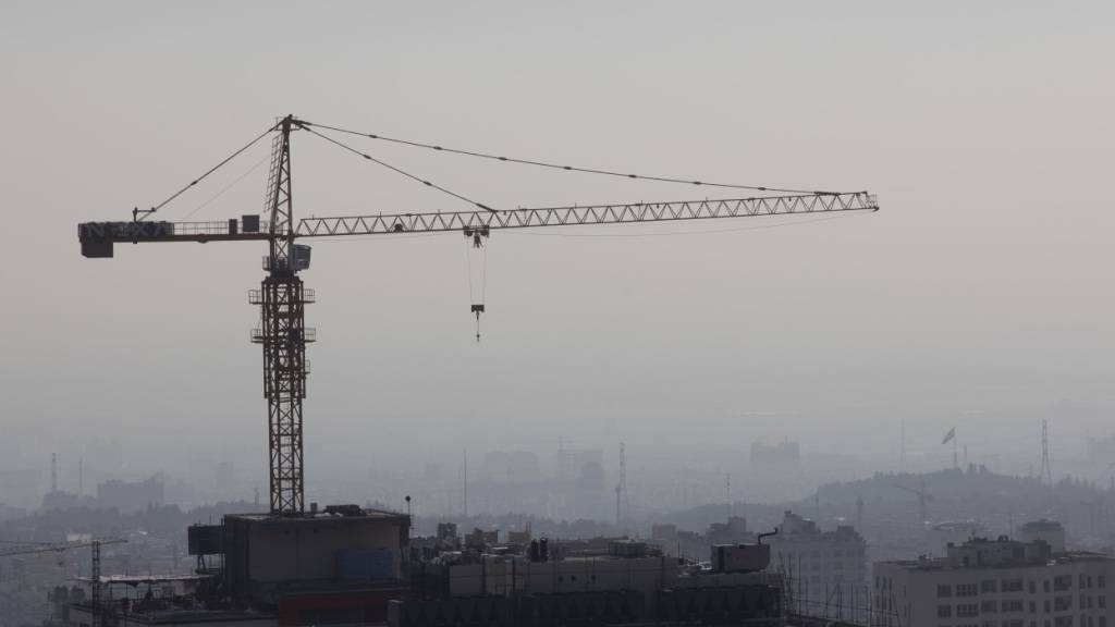 Blick auf die von Smog geplagte Millionenmetropole Teheran. Wassermangel und Luftverschhmutzung belasten die Einwohner der iranischen Hauptstadt. Foto: Aref Taherkenareh/dpa