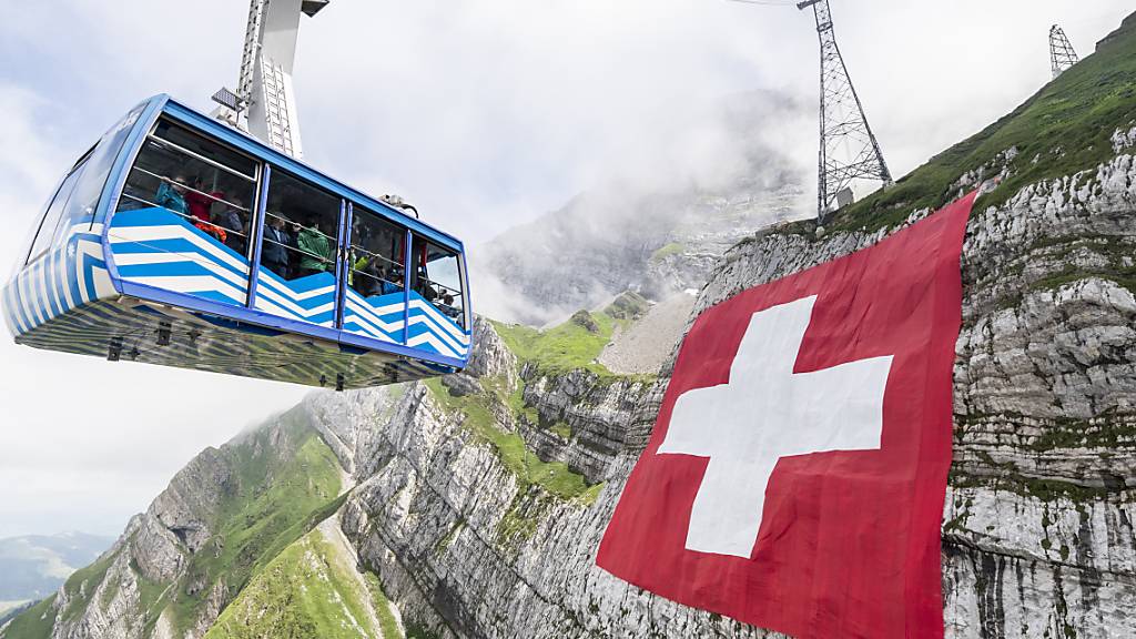 Trotz Corona-Krise soll die riesige Schweizerfahne am Säntis auch in diesem Jahr wieder aufgehängt werden. (Archivbild)