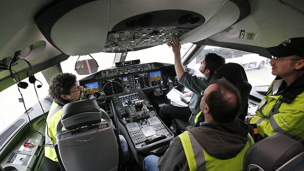 Betreiber von Maschinen des Typs 787 Dreamliner sollten Schalter an den Pilotensitzen unter die Lupe nehmen. (Archivbild)