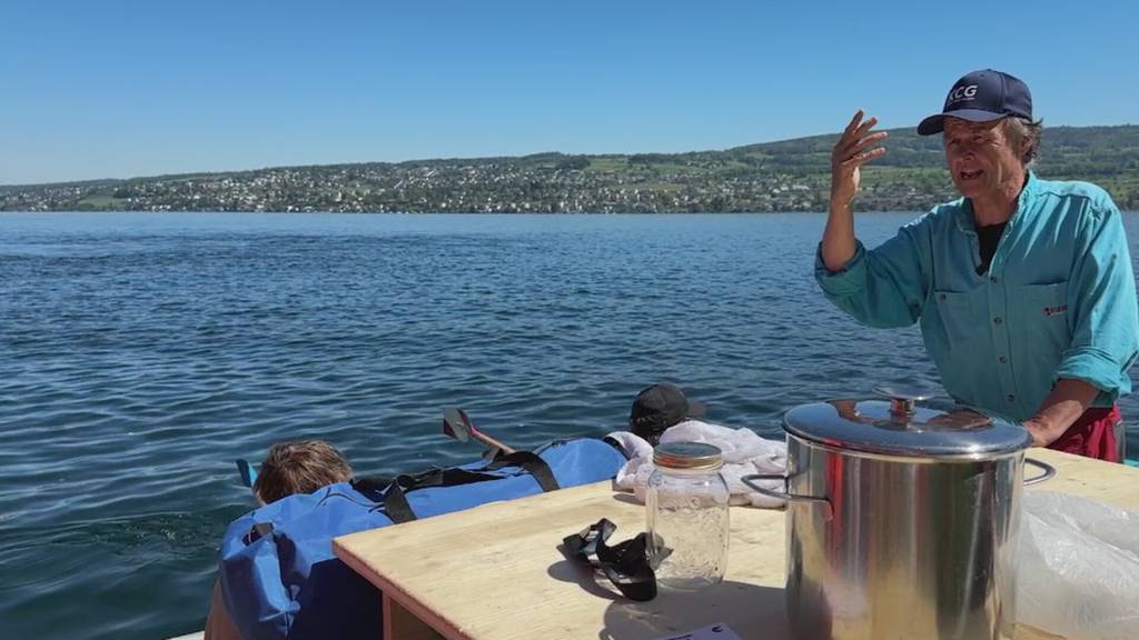 Einsiedler Schüler mit dem Floss auf dem Zürichsee