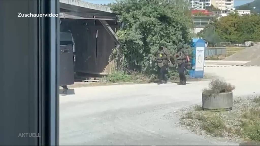 Grossaufgebot: Mann verschanzt sich in Wohnwagen, Spezialeinheit rückt aus