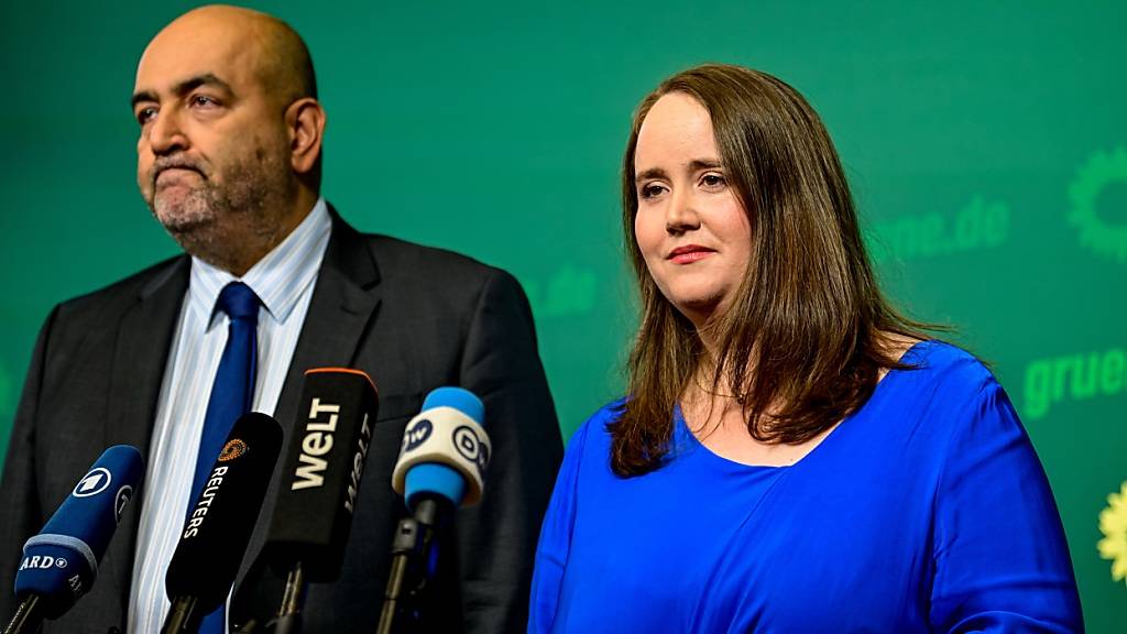 Die deutschen Grünen-Parteivorsitzenden Omid Nouripour und Ricarda Lang treten zurück. Foto: Fabian Sommer/dpa