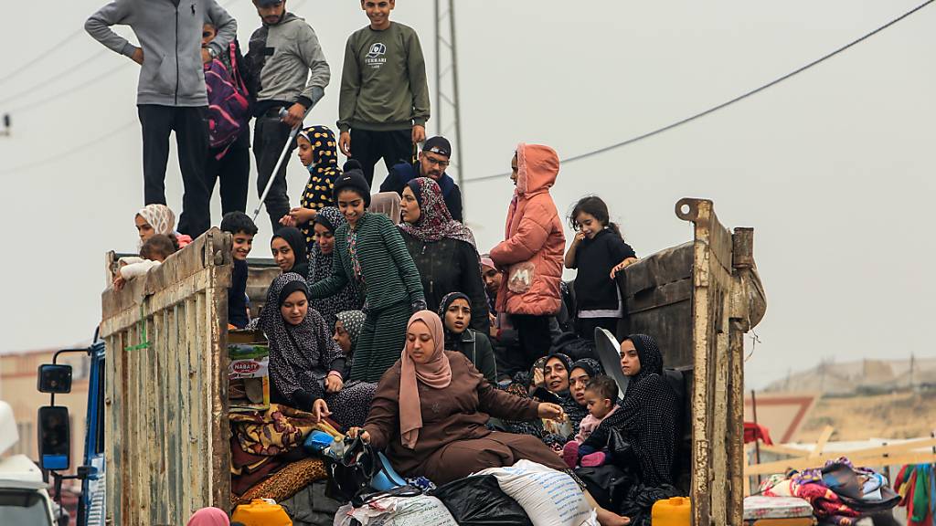 Palästinenser fliehen vor heftigen Kämpfen zwischen der israelischen Armee und der Hamas aus der Stadt Chan Junis in Richtung der Stadt Rafah im südlichen Gazastreifen. Foto: Abed Rahim Khatib/dpa