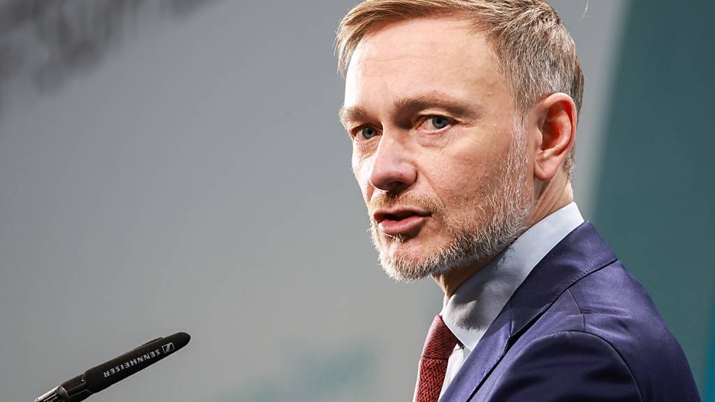 ARCHIV - Christian Lindner (FDP), ehemaliger Bundesminister der Finanzen und FDP-Bundesparteivorsitzender, spricht beim 18. Wirtschaftsgipfel der Süddeutschen Zeitung (SZ). Foto: Hannes P. Albert/dpa