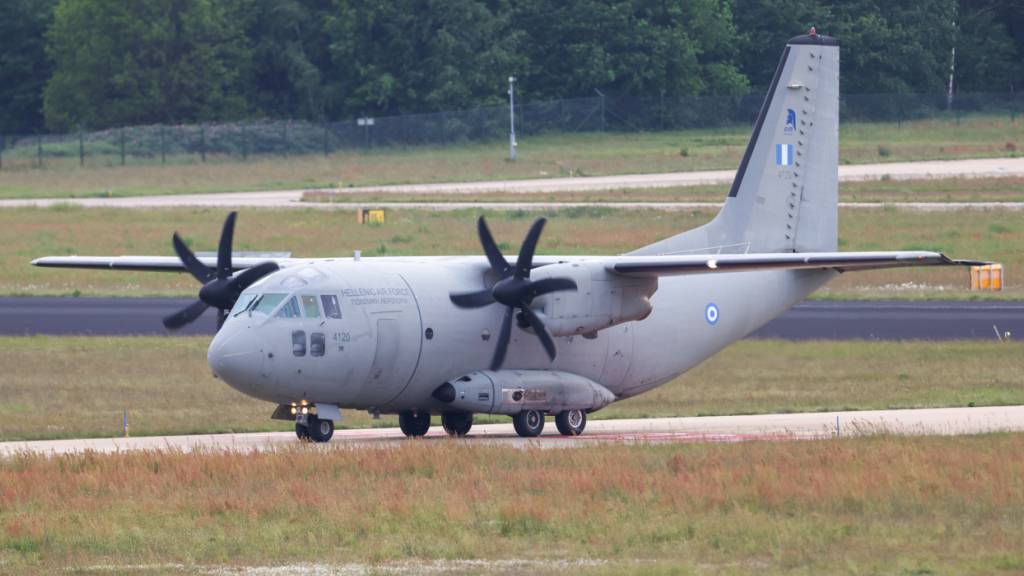 Ein Transportflugzeug der griechischen Luftwaffe landet auf dem Flughafen Eindhoven. Foto: Christoph Reichwein/dpa