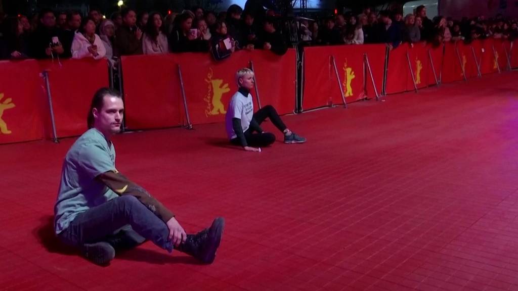 Klimaaktivsten kleben sich auf roten Teppich der Berlinale