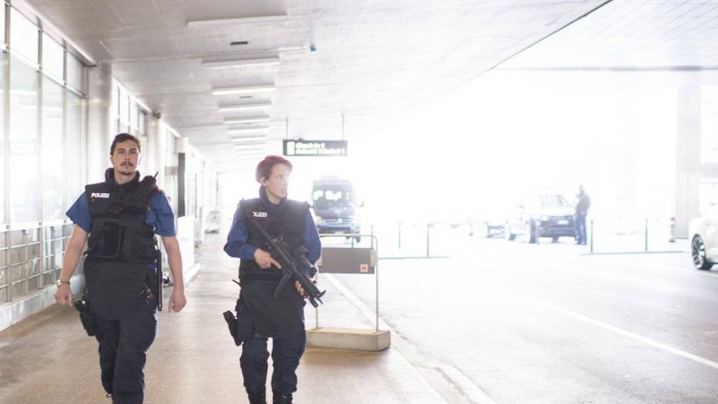 Die Polizeipräsenz an Flughäfen wurde nach den Anschlägen in Brüssel erhöht - so auch am Flughafen Zürich.