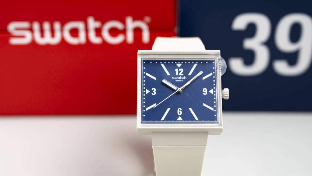 Swatch hat im vergangenen Jahr erneut einen Gewinneinbruch erlitten. Der Konzerngewinn fiel auf 25 Millionen Franken von 219 Millionen im Vorjahr. Der Umsatz schrumpfte um 5,9 Prozent auf 6,28 Milliarden Franken. (Archivbild)