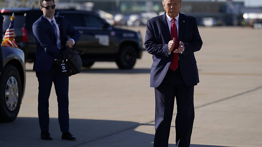 ARCHIV - Donald Trump bei seiner Ankunft in Tulsa am vergangenen Wochenende. Foto: Evan Vucci/AP/dpa