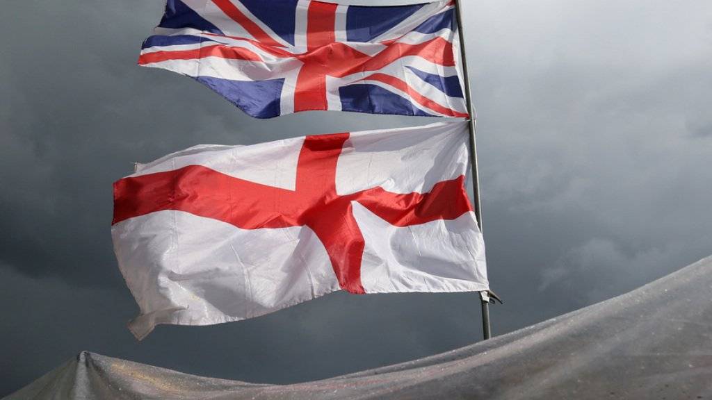 Keine Europa-Fahne: Grossbritannien verzichtet auf die turnusmässige EU-Ratspräsidentschaft im zweiten Halbjahr 2017. (Symbolbild mit der britischen und der englischen Fahne)
