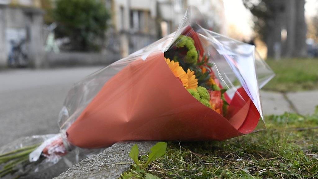 Blumen am Tatort in der Basler Innenstadt unweit seines Schulhauses, wo der Siebenjährige am Donnerstag auf dem Heimweg von einer 75-jährigen Frau erstochen wurde. (Archivbild)
