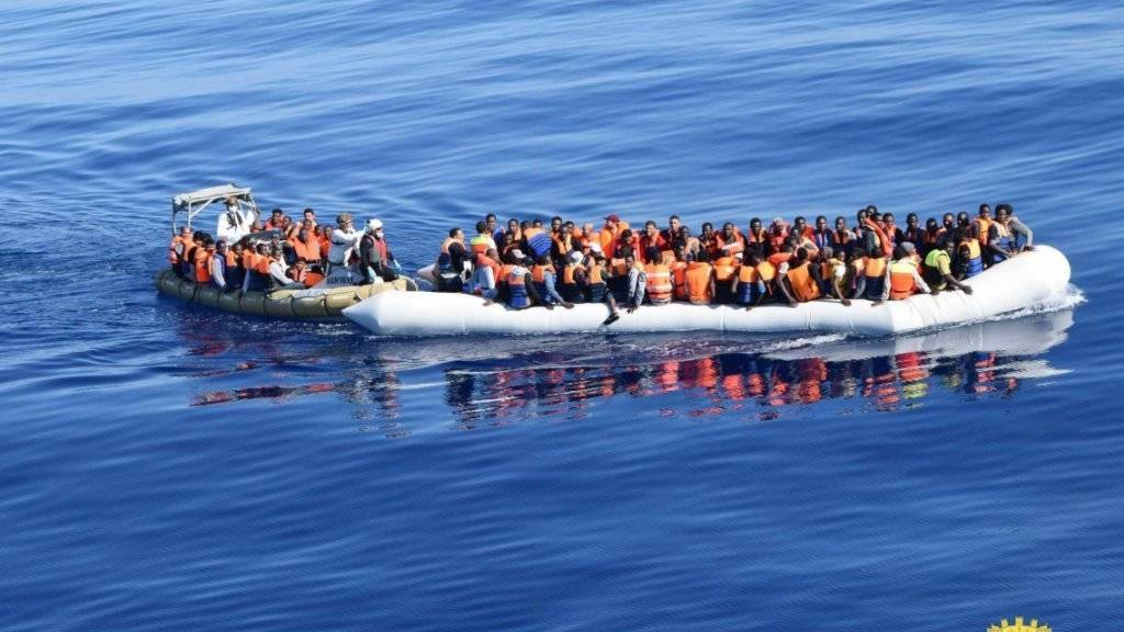 Die italienische Marine veröffentlichte Fotos von überfüllten Flüchtlingsbooten. Oft endet die Überfahrt über das Mittelmeer tödlich.