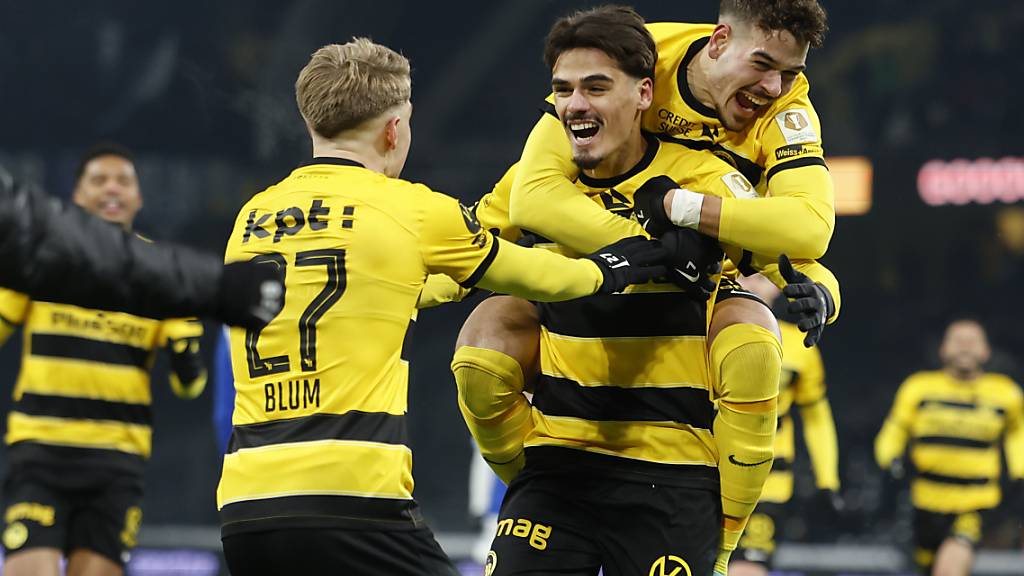 Donat Rrudhani wird nach dem Siegtreffer von seinen Mannschaftskollegen gefeiert