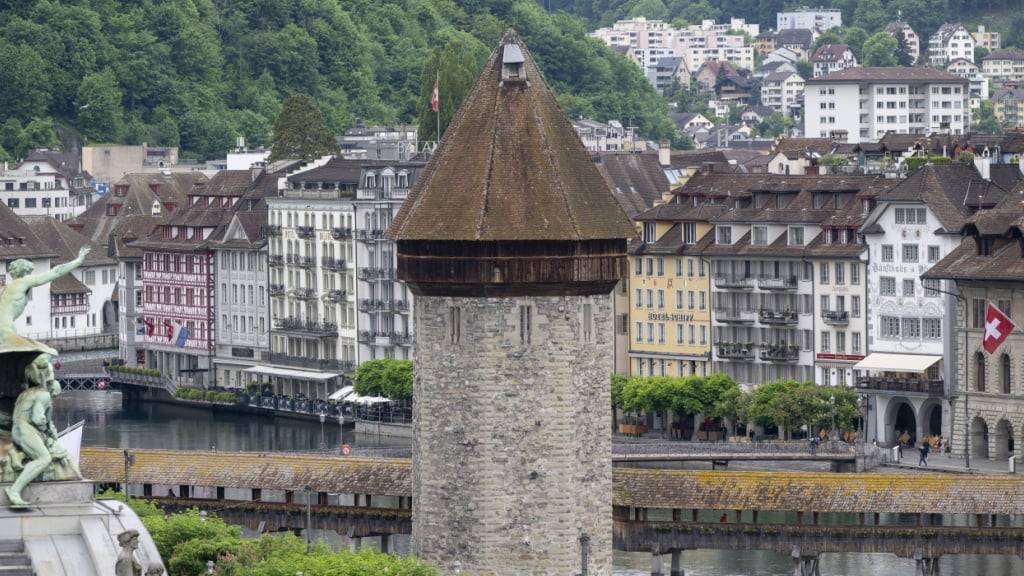 Bei einem Raubüberfall auf eine Bijouterie in der Stadt Luzern ist ein Mitarbeiter verletzt worden. (Archivbild)