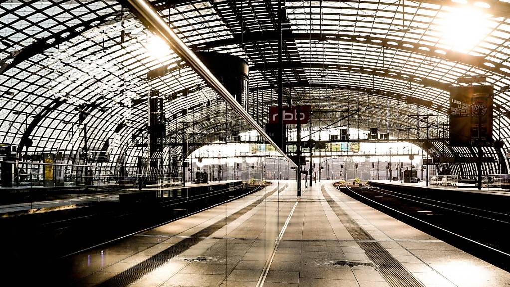 An deutschen Bahnhöfen bleiben am Montag die Perrons leer. Die Deutschen Bahn hat wegen eines grossangelegten Warnstreiks den gesamte Fernverkehr für Montag eingestellt. (Archivbild)