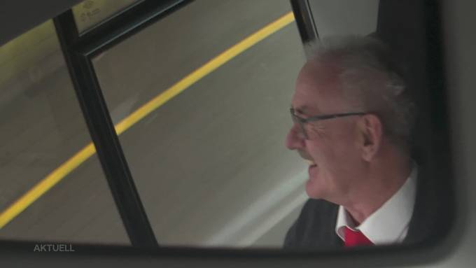 Grosse Überraschung: Buschauffeur erlebt nach 35 Jahren auf der Abschlussfahrt eine grosse Überraschung