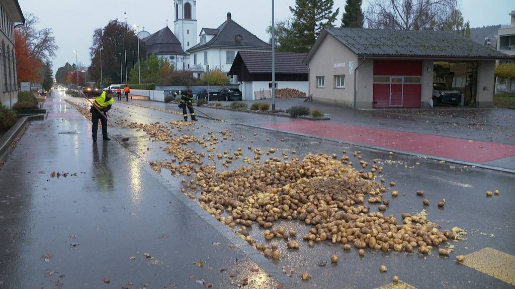 Ladung verloren: Tonnenweise Kartoffeln landen auf Strasse in Weinfelden
